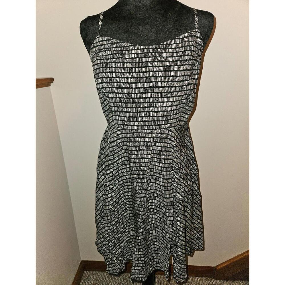 Old Navy Dress. white geometric pattern, sleeveless, Medium Petite, BNWT